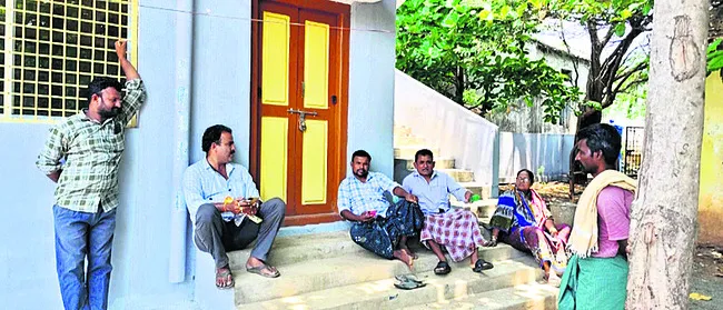 వడ్డాదిలో పశు వైద్యాధికారి కోసం నిరీక్షణ