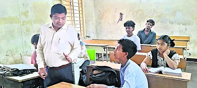 ప్రత్యేక తరగతులు పరిశీలించిన డీఈవో