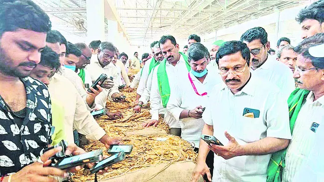 పొగాకు రైతుల పొట్టకొట్టొద్దు