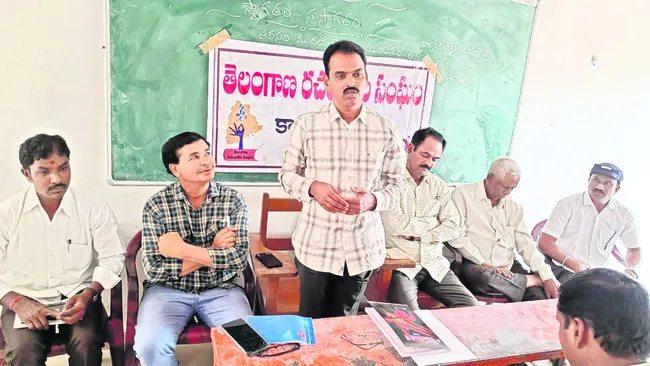ఇంటర్లో తెలుగును తప్పనిసరి చేయాలి