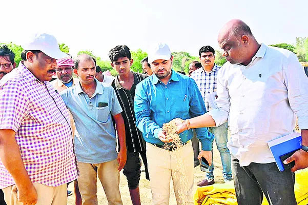 తడిసిన ధాన్యం కొనుగోలు చేస్తాం 