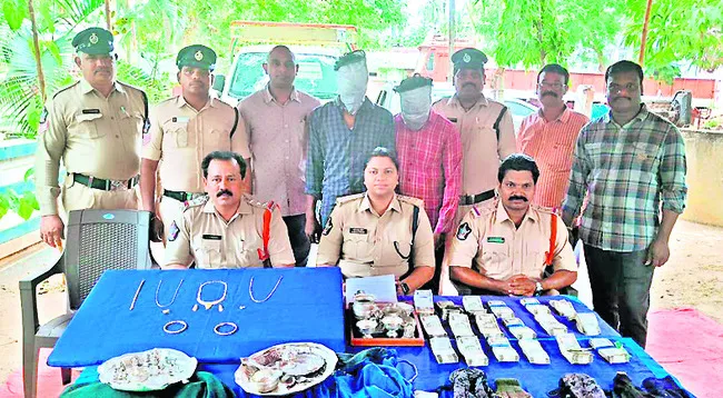 అంతర్ జిల్లా దొంగల అరెస్టు