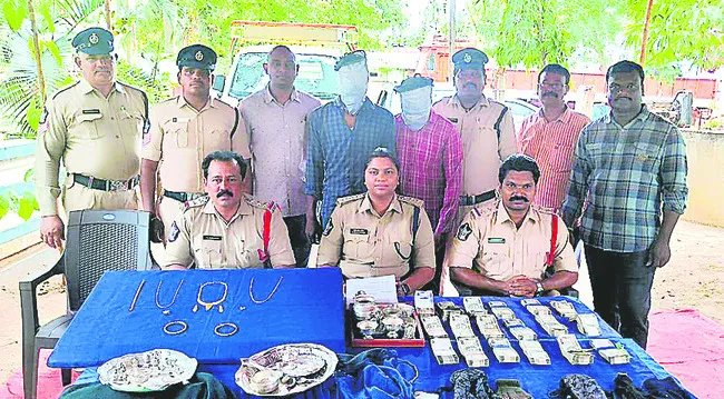 అంతర్‌ జిల్లా దొంగల అరెస్టు