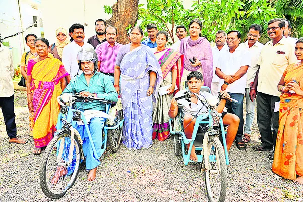 దివ్యాంగులు ఆత్మస్థైర్యంతో ముందుకు సాగాలి
