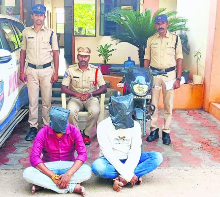 తాళం వేసి ఉన్న ఇంట్లో చోరీ