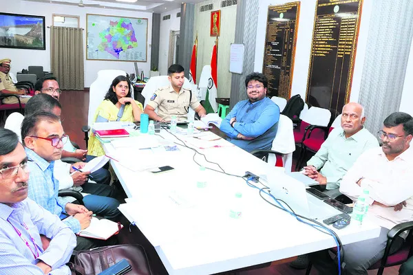 ఇళ్ల నిర్మాణంపై శ్రద్ధ చూపాలి