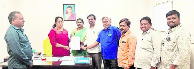 పే స్కేల్ కోసం పోరుబాట