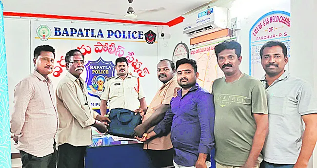 పోగొట్టుకున్న నగదు అప్పగింత