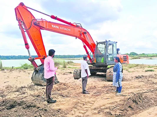 రెండు జేసీబీల  స్వాధీనం