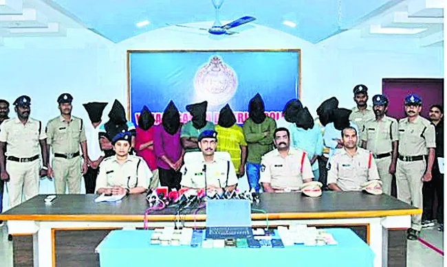 దెబ్బకు ఠా..బెట్టింగ్‌ ముఠా..!