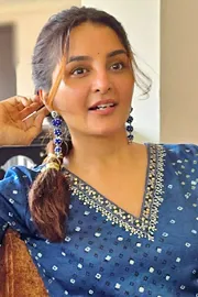 Manju Warrier Irritated With Fans At Shopping Mall8
