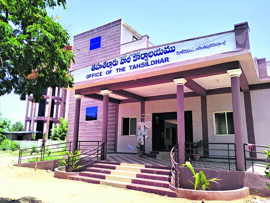 ఇన్‌చార్జ్‌ అధికారులే దిక్కు 