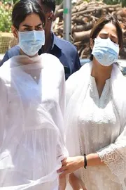 Bollywood Actress  Janhvi Kapoor Attended Grand Mother Last Rites1