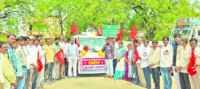ప్రభుత్వ పాఠశాలల్లోనే చేర్పించాలి