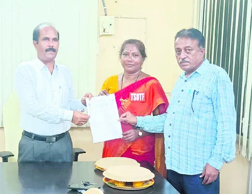 ఉద్యోగులను రెన్యూవల్ చేయాలని వినతి