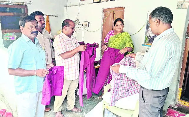పాఠశాలల ప్రారంభానికి ముందే యూనిఫాం అందించాలి