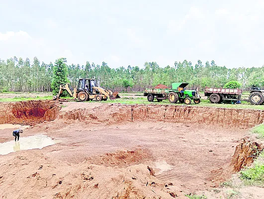 నచ్చినంత తవ్వుకో.. వచ్చినంత అమ్ముకో...