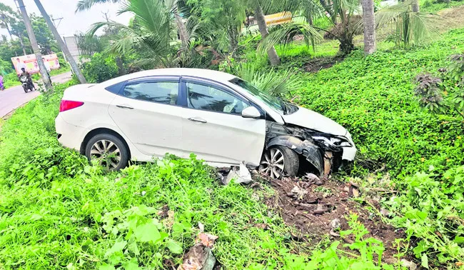కాలువలోకి దూసుకెళ్లిన కారు