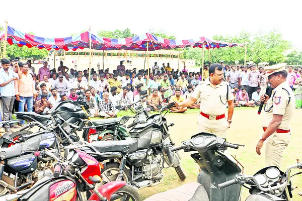 స్వాధీనం చేసుకున్న బైకుల వేలం