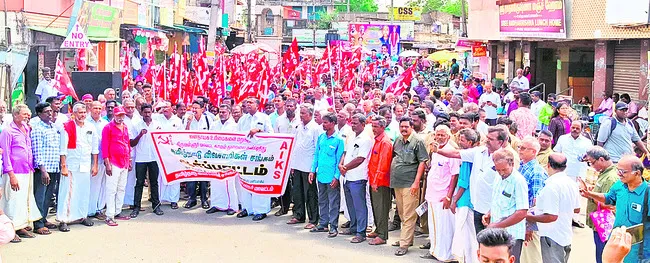 తమిళనాడు వ్యవసాయ సంఘం ఆధ్వర్యంలో ధర్నా