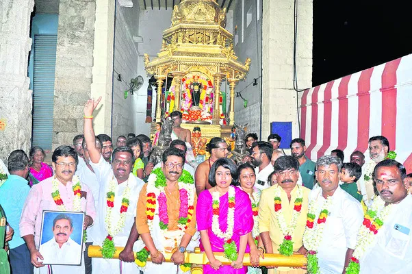 రథోత్సవంలో అన్నాడీఎంకే రగడ