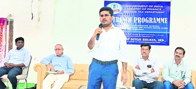 కొల్లేరులో అక్రమ తవ్వకాలు 
