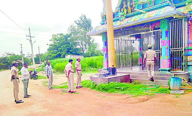 ఆలయంలో బంగారు నగల చోరీ