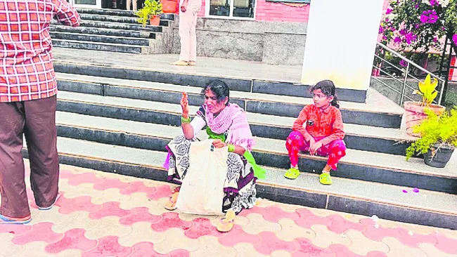 ఠాణా ఎదుట మహిళ హల్చల్