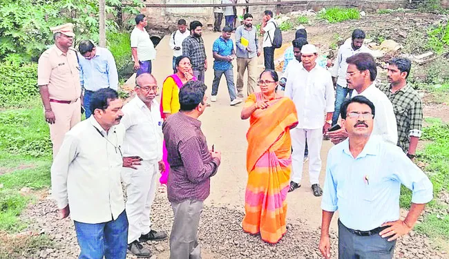 ఫుట్పాత్ బ్రిడ్జి నిర్మాణానికి స్థల పరిశీలన