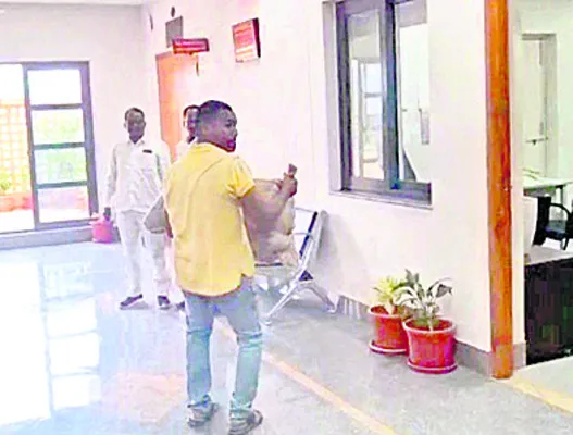 ధాన్యంబస్తాతో కలెక్టరేట్‌కు..