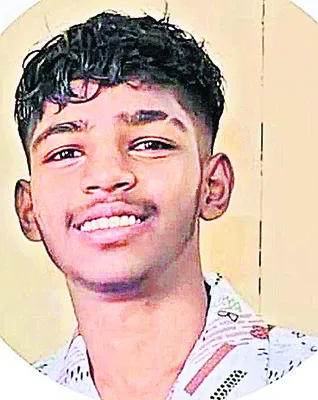 కర్రతో విద్యుత్ తీగలు కదిలిస్తుండగా..