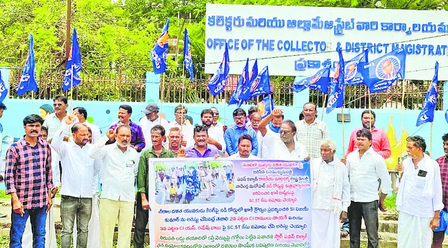 బడుగు యువకులపై దాడి మంత్రి మనోహర్ పనే..