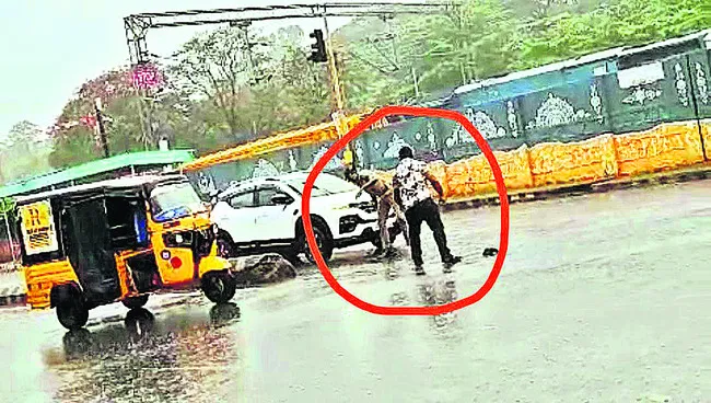 ట్రాఫిక్‌ హోంగార్డ్‌పై ఆటో డ్రైవర్‌ దాడి 