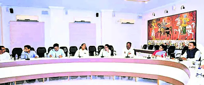 ప్రభుత్వ ఉద్యోగాల గరిష్ట వయో పరిమితి పెంపు