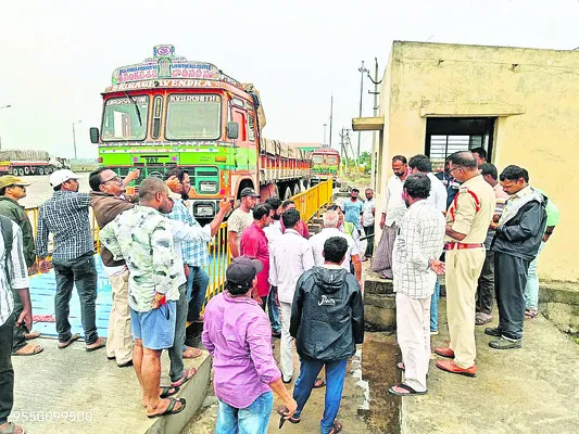టోల్గేటు వద్ద ఉద్రిక్తత