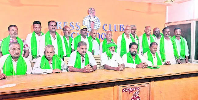 మామిడి రైతులను ఆదుకోకుంటే ఆత్మహత్యలే