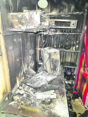 షార్ట్‌ సర్క్యూట్‌తో హోటల్‌ దగ్ధం 