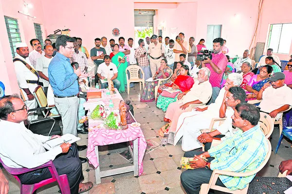 హస్తకళ బొమ్మలు లేపాక్షిలో విక్రయం