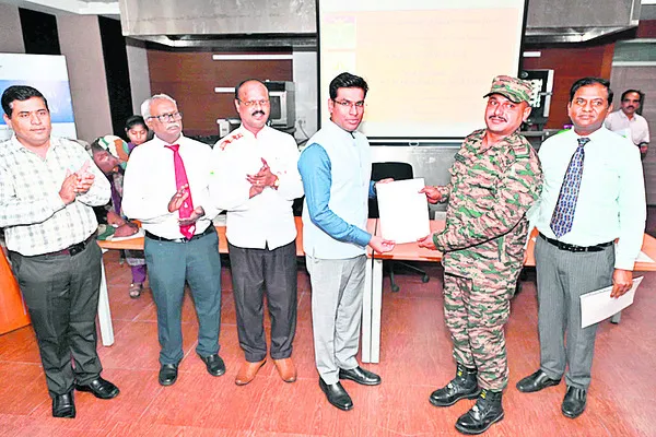 ముక్కంటి సేవలో సినీ నటి శ్రియ 