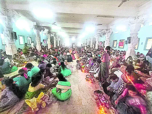 రత్నగిరికి పోటెత్తిన భక్తులు