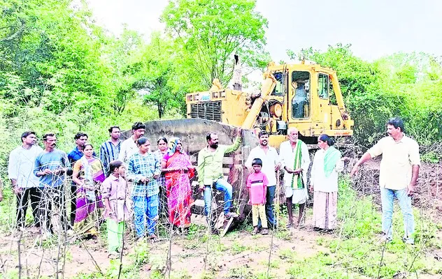 నేల చదును పనులు అడ్డగింత