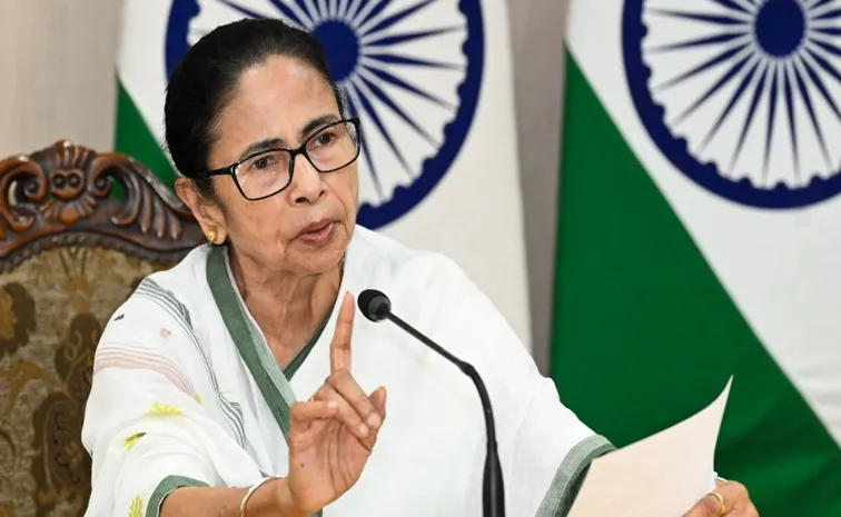 Mamata Banerjee accuses PM of hypocrisy over Madhya Pradesh scandal
