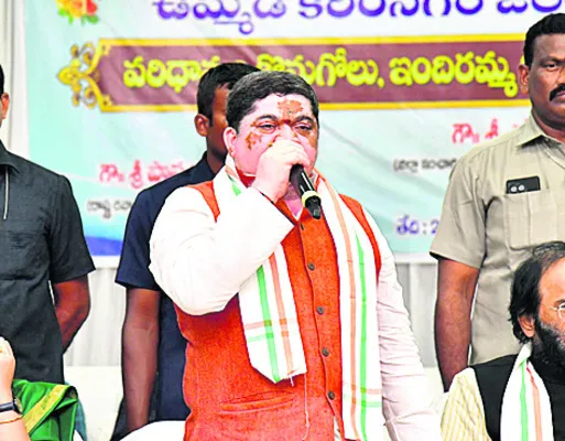 ● ఉమ్మడి జిల్లా అభివృద్ధికి కట్టుబడి ఉన్నాం ● పెండింగ్‌ ప్రాజెక్టులను యుద్ధప్రాతిపదికన పూర్తి చేస్తాం ● రైతులకు ఎరువులు, విత్తనాల కొరత రాకూడదు ● కలెక్టర్లూ.. మరో వారంలో ధాన్యం కొనుగోళ్లు పూర్తి చేయాలి ● నాలుగు జిల్లాల సమీక్షలో మంత్రి