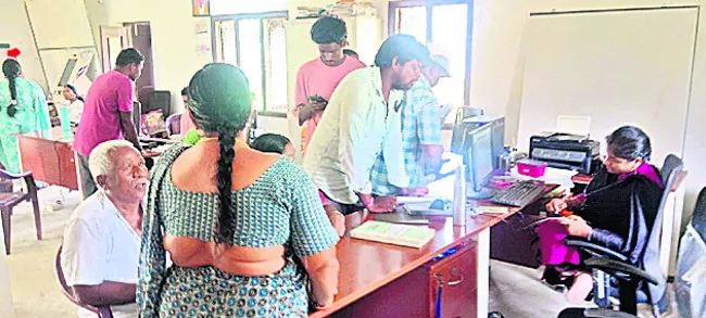 ● సర్వర్ డౌన్.. అంతా పరేషాన్