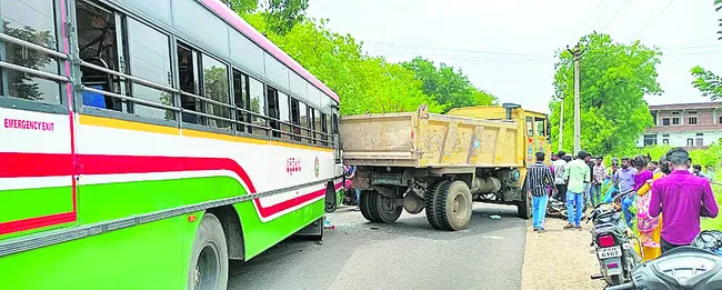 బైక్‌.. టిప్పర్‌.. బస్సు ఢీ