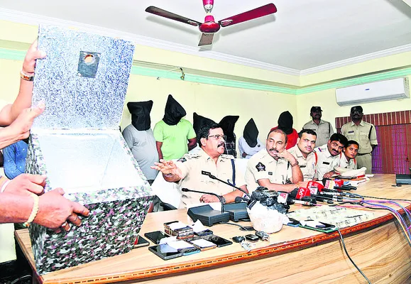 మెరిసేవన్నీ అక్షయ పాత్రలు కావు