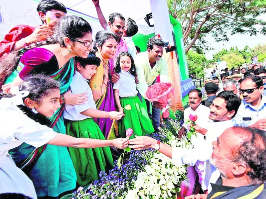 చదువుకు ఊపిరి..అమ్మఒడి