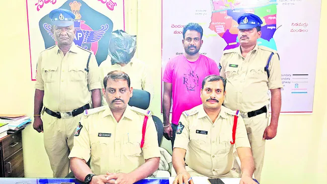 ఉద్యోగాల పేరుతో టోకరా 