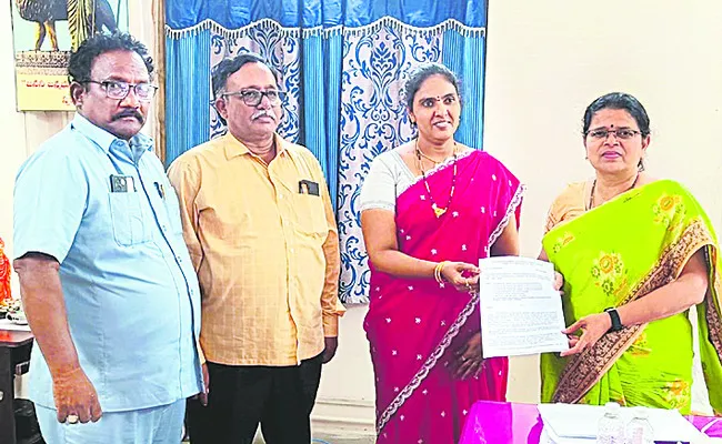 ప్రధానోపాధ్యాయులకు ఉద్యోగోన్నతి ధ్రువపత్రాలు అందజేత