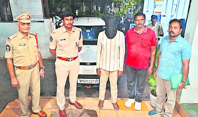 ఎమ్మెల్సీ కార్యాలయంలో కారు చోరీ చేసిన దొంగ అరెస్టు